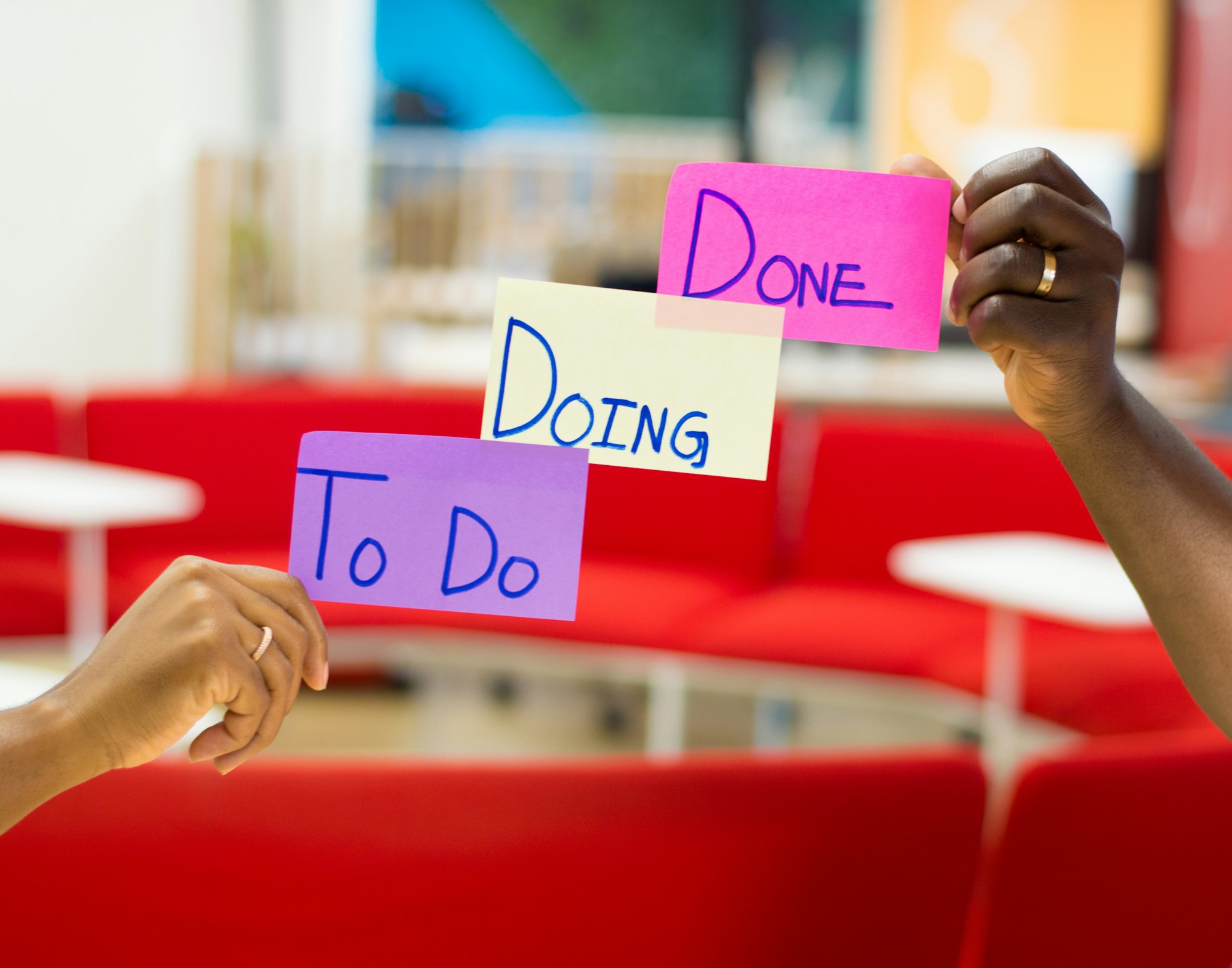 إيدين ماسكين ورق لاصق مكتوب عليه To Do و Doing و Done